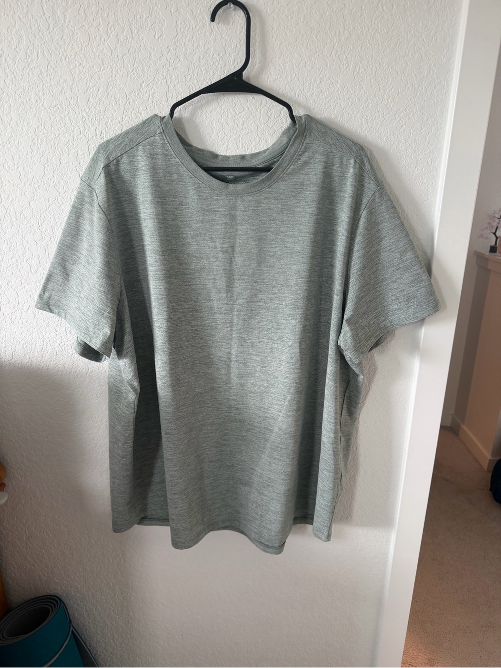Men’s all in motion light gray Short-Sleeve workout Shirt